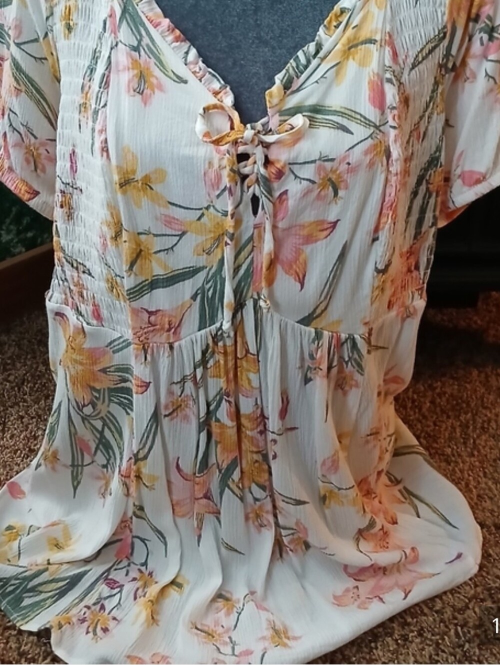 torrid White Floral Lace-Up V-Neck Tunic with Yellow & Pink Flowers - Picture 4 of 4